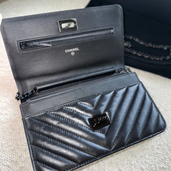 New Authentic Chanel So Black Reissue 2.55 Chevron WOC Wallet on Chain - Picture 10 of 11